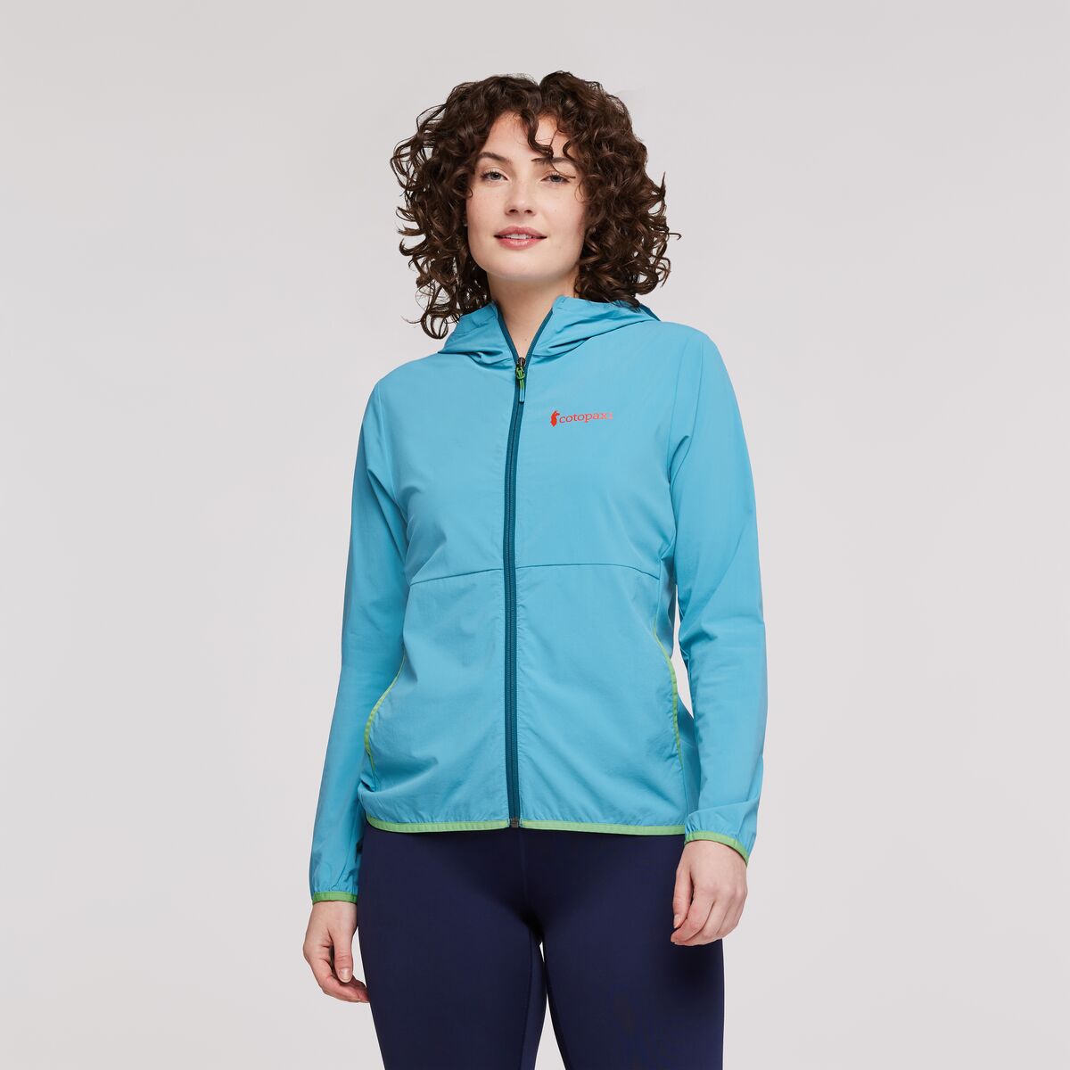 Cotopaxi Women&#39;s Vuelta Performance Windbreaker Jacket Poolside