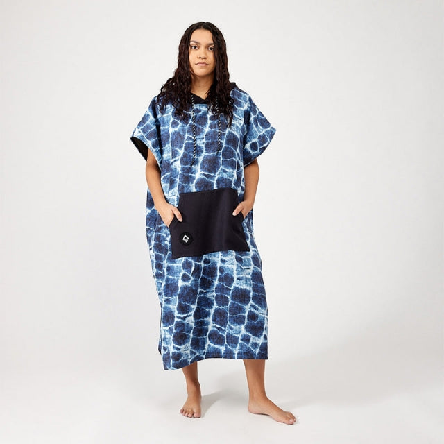 Nomadix Changing Poncho: Wave Blue Agua Blue